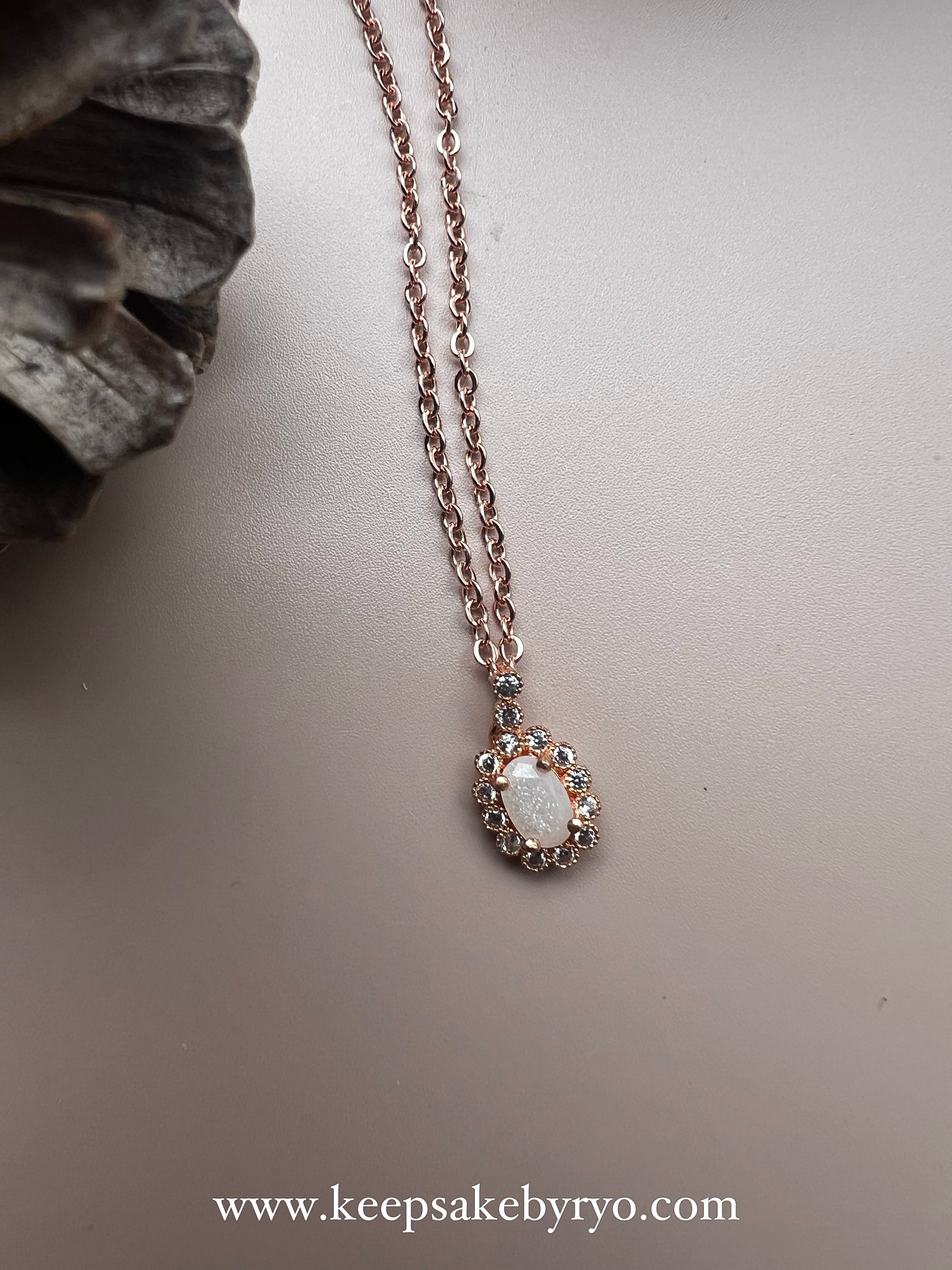 SOLITAIRE: LYSIA PENDANT WITH OVAL INCLUSION STONE