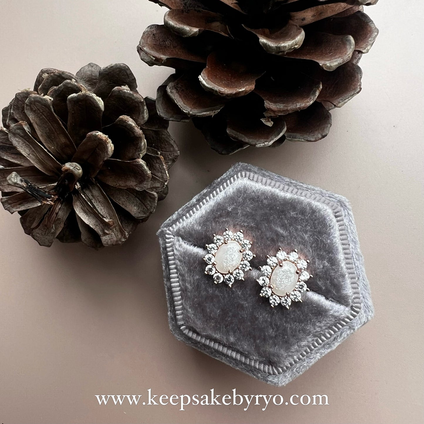 SOLITAIRE: LYSIA EARRINGS WITH OVAL INCLUSION STONE