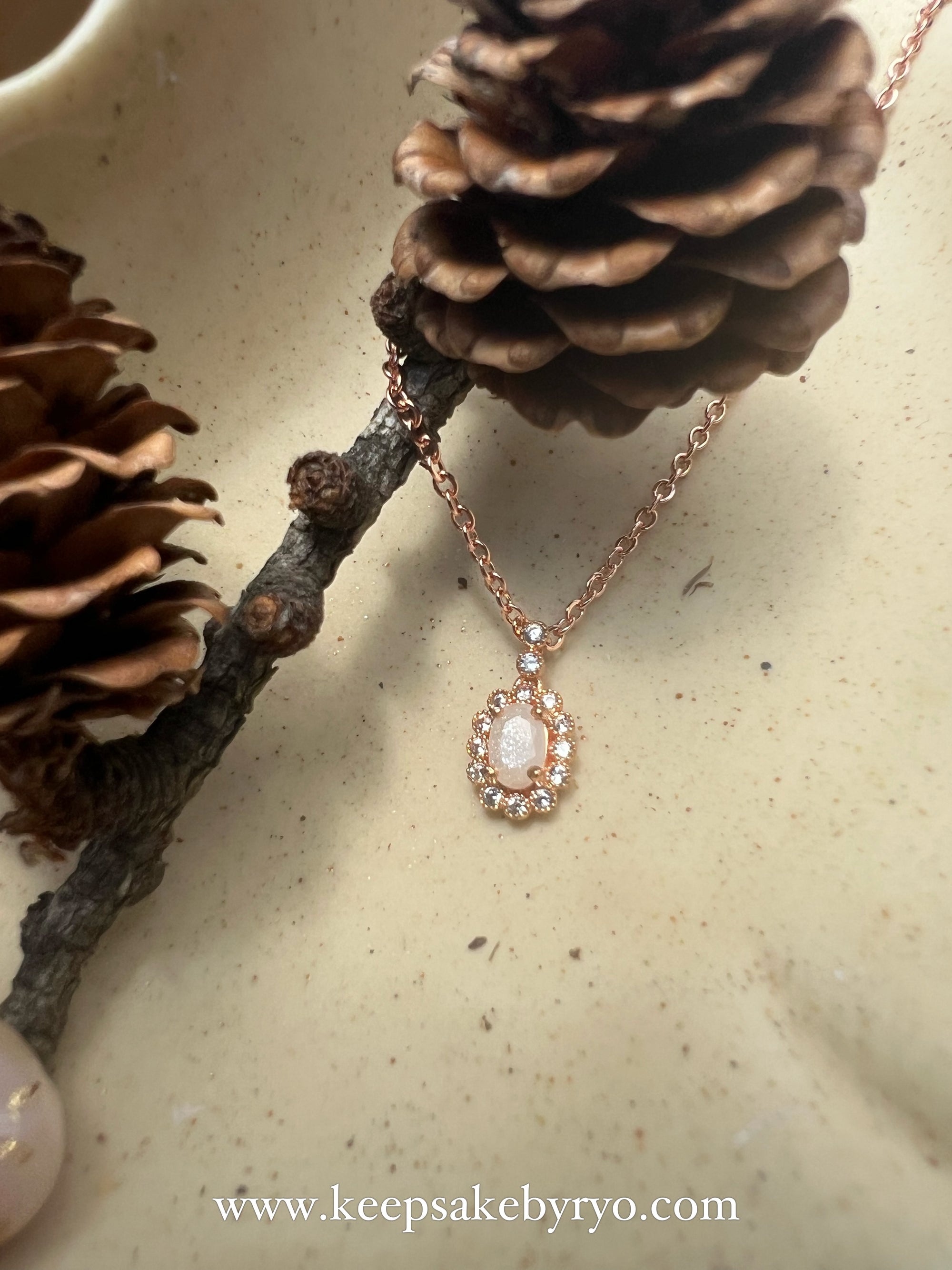 SOLITAIRE: LYSIA PENDANT WITH OVAL INCLUSION STONE