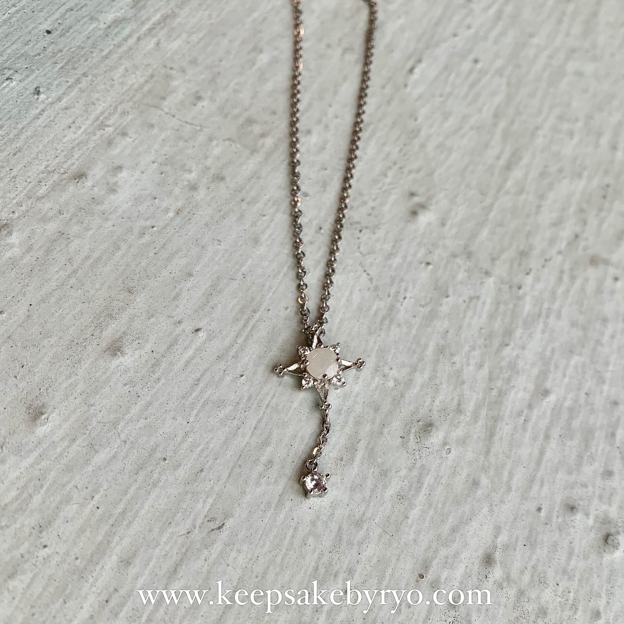 SOLITAIRE: SNOWDROP NECKLACE WITH ROUND INCLUSION STONE