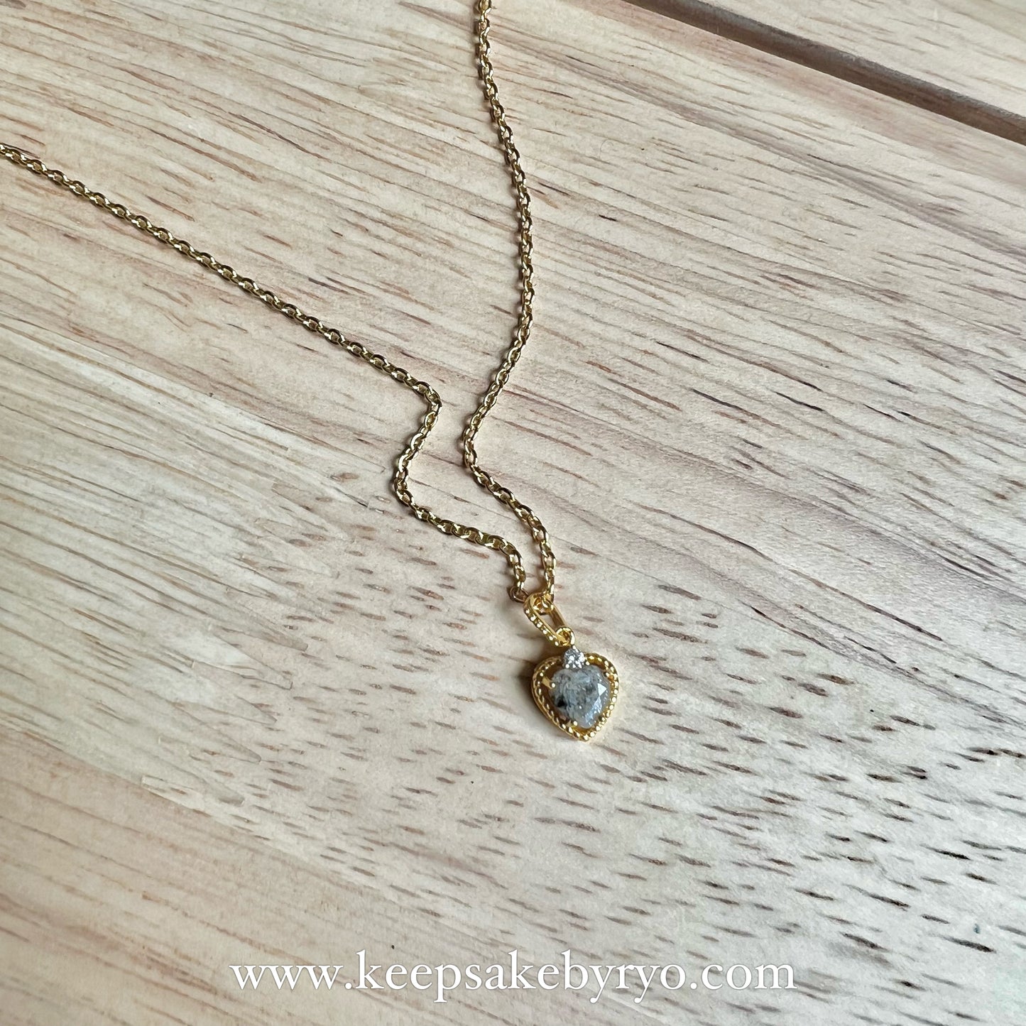ASHES SOLITAIRE 18K GOLD: CHIARA PENDANT WITH HEART SHAPED INCLUSION STONE