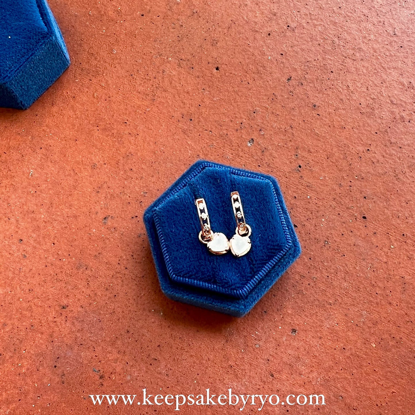 满月金 FULL MONTH GOLD & 百日金 100 DAYS GOLD: ALEXIS DANGLING EARRINGS WITH HEART SHAPED SOLITAIRE