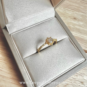 ASHES SOLITAIRE 18K GOLD: ARIEL RING WITH ROUND INCLUSION STONE