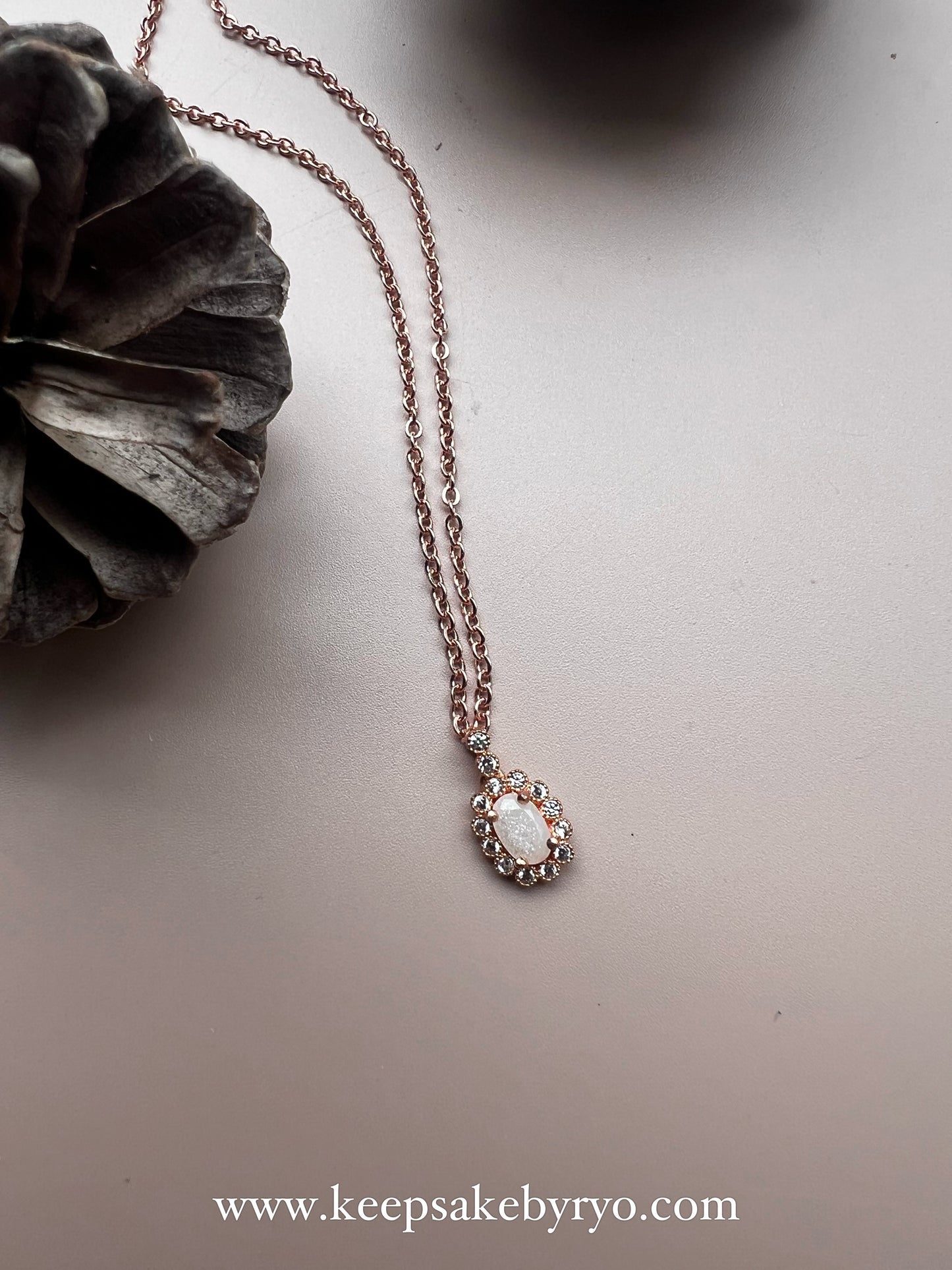 SOLITAIRE: LYSIA PENDANT WITH OVAL INCLUSION STONE