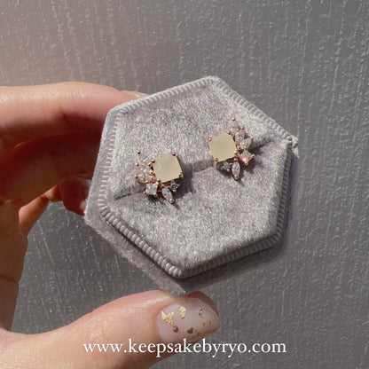 SOLITAIRE: CARLYS EARRINGS WITH CUSHION INCLUSION STONE
