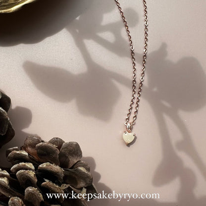 满月金 FULL MONTH GOLD & 百日金 100 DAYS GOLD: BELLE DAINTY PENDANT WITH HEART SHAPED INCLUSION STONE