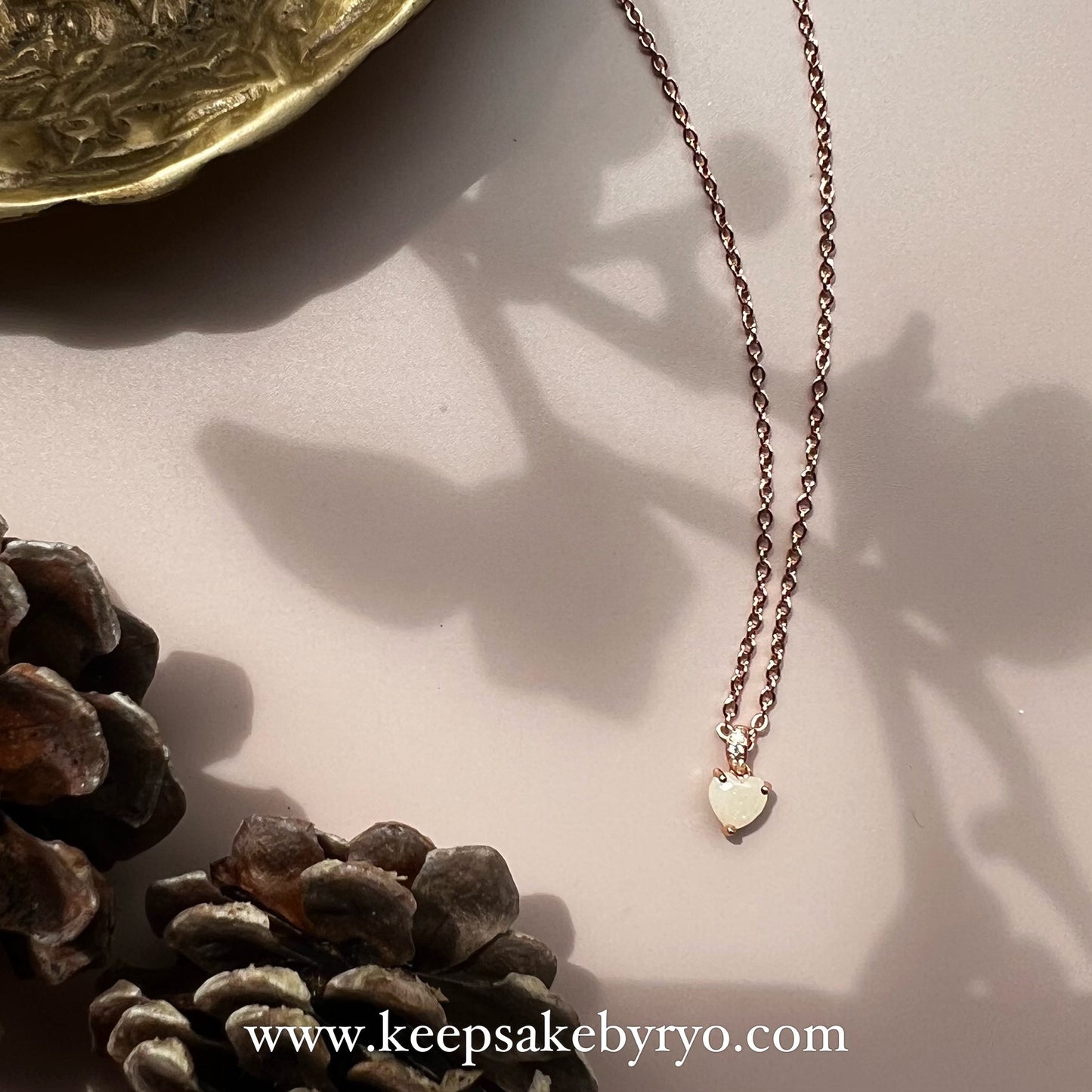 满月金 FULL MONTH GOLD & 百日金 100 DAYS GOLD: BELLE DAINTY PENDANT WITH HEART SHAPED INCLUSION STONE
