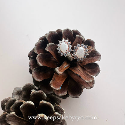 SOLITAIRE: LYSIA EARRINGS WITH OVAL INCLUSION STONE
