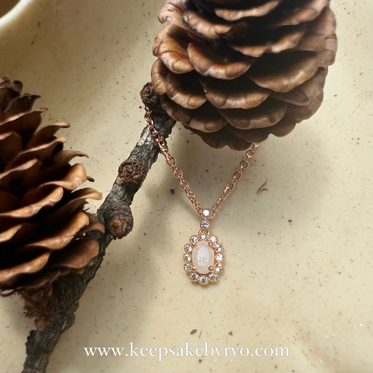 SOLITAIRE: LYSIA PENDANT WITH OVAL INCLUSION STONE