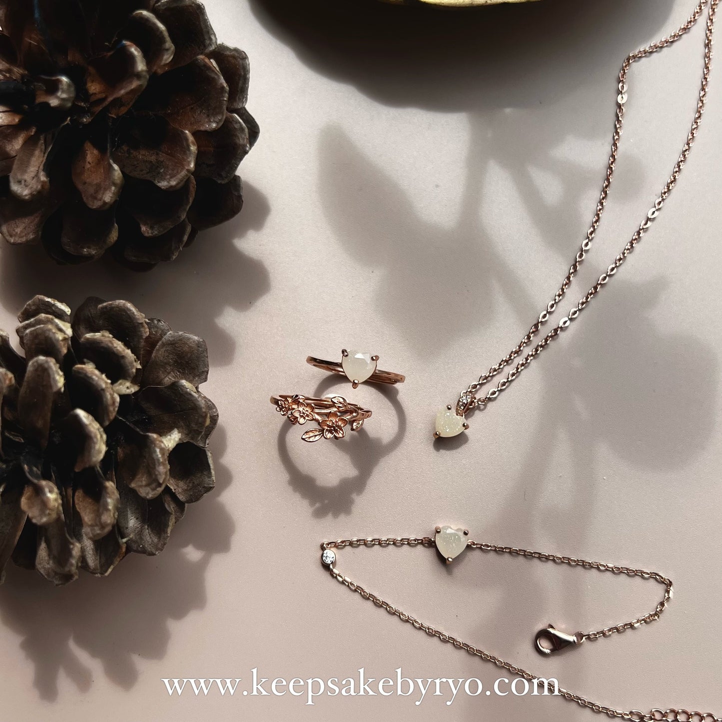 满月金 FULL MONTH GOLD & 百日金 100 DAYS GOLD: BELLE DAINTY PENDANT WITH HEART SHAPED INCLUSION STONE
