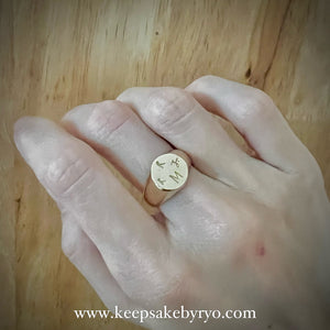 9K GOLD IMPRESSION: SIGNET RING WITH PERSONALIZED ENGRAVING