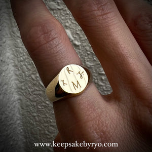 9K GOLD IMPRESSION: SIGNET RING WITH PERSONALIZED ENGRAVING