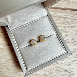 ASHES SOLITAIRE 18K GOLD: ESTE STUD EARRINGS WITH ROUND INCLUSION STONE