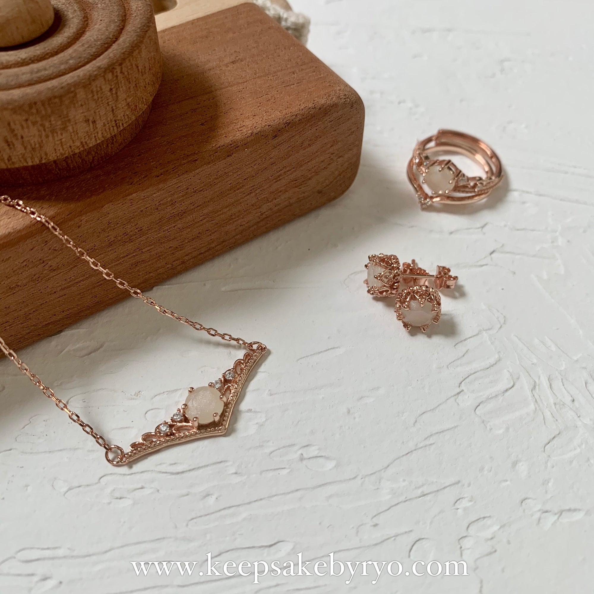 SOLITAIRE: ESTE PENDANT WITH ROUND INCLUSION STONE
