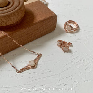 SOLITAIRE: ESTE PENDANT WITH ROUND INCLUSION STONE