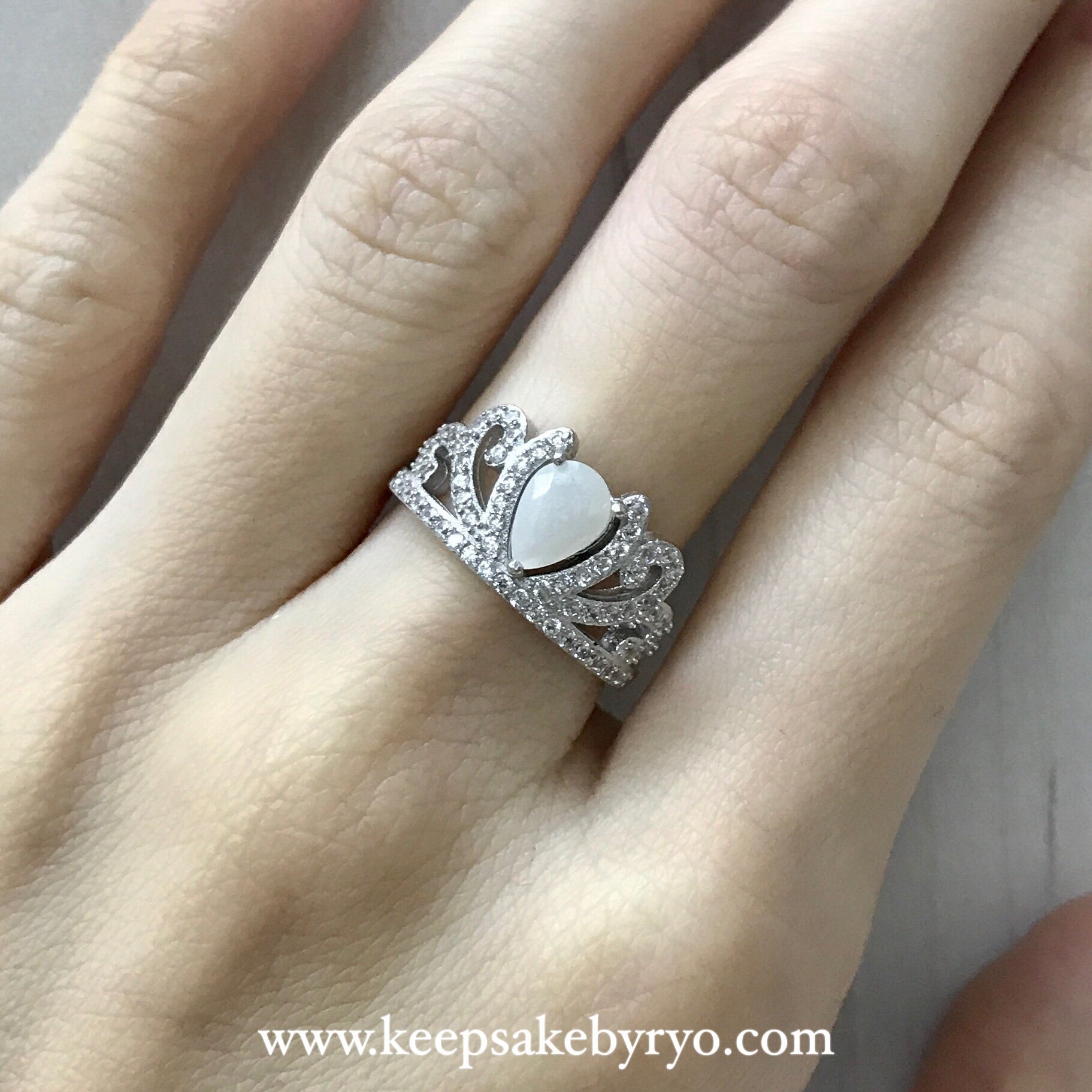 满月金 FULL MONTH GOLD & 百日金 100 DAYS GOLD: PRINCESS RING WITH TEARDROP INCLUSION STONE
