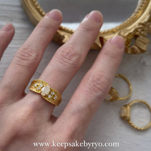 满月金 FULL MONTH GOLD & 百日金 100 DAYS GOLD: DELACROIX RING WITH OVAL SOLITAIRE