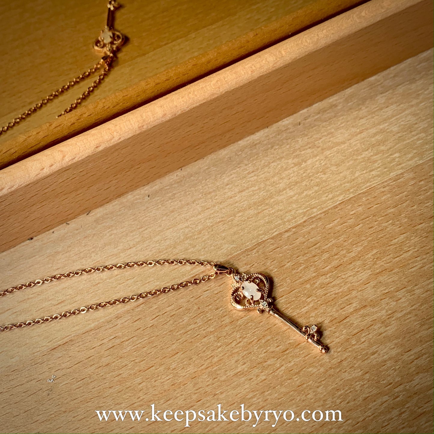 SOLITAIRE: IRYSSA KEY PENDANT NECKLACE WITH OVAL INCLUSION STONE