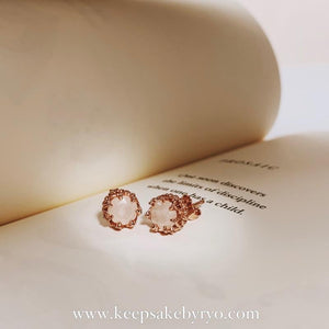 满月金 FULL MONTH GOLD & 百日金 100 DAYS GOLD: ESTE STUD EARRINGS WITH ROUND INCLUSION STONE