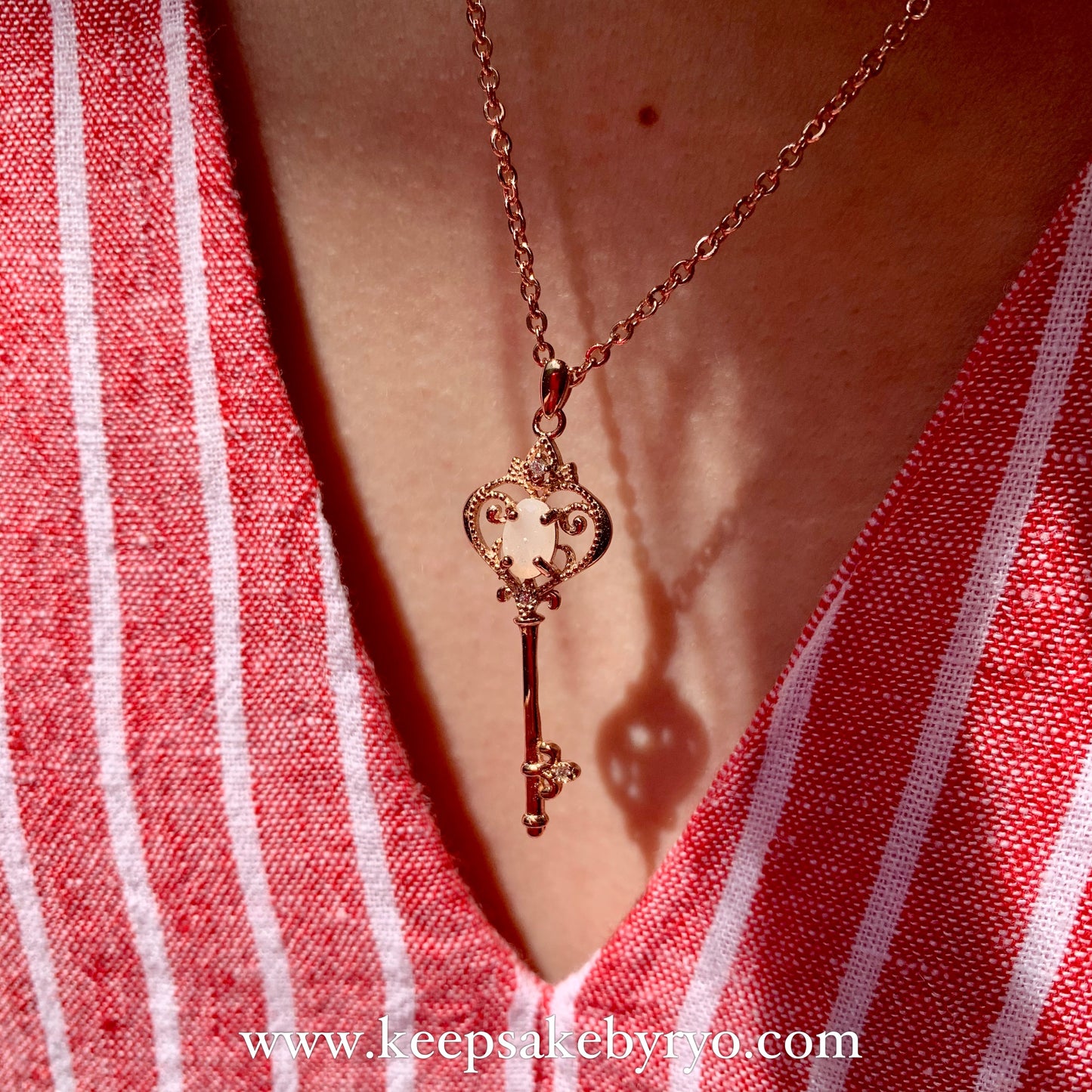 SOLITAIRE: IRYSSA KEY PENDANT NECKLACE WITH OVAL INCLUSION STONE