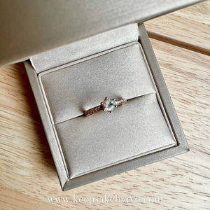 ASHES SOLITAIRE 18K GOLD: ABIGAIL RING WITH ROUND INCLUSION STONE