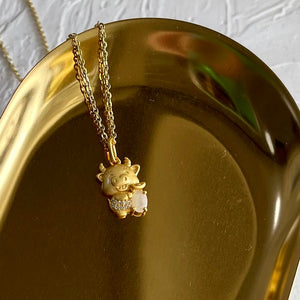 满月金 FULL MONTH GOLD & 百日金 100 DAYS GOLD: ‘NIU’ OX ZODIAC PENDANT WITH OVAL INCLUSION STONE