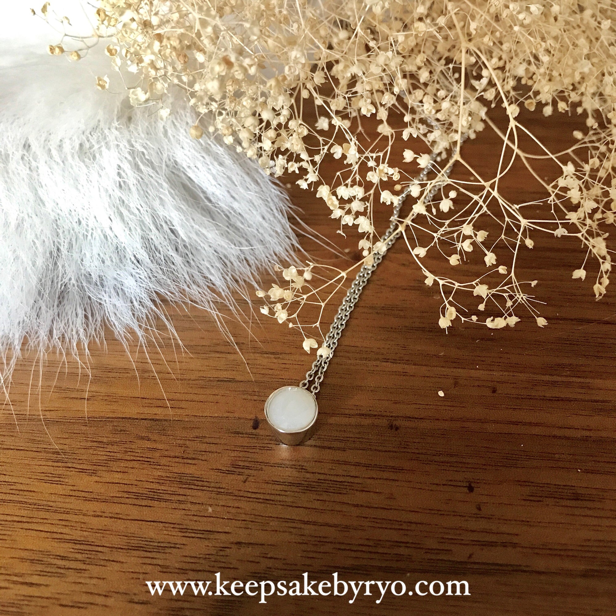 满月金 FULL MONTH GOLD & 百日金 100 DAYS GOLD:  BEZEL PENDANT NECKLACE WITH ROUND INCLUSION STONE