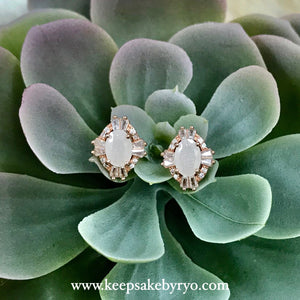 满月金 FULL MONTH GOLD & 百日金 100 DAYS GOLD: ART DECO STUD EARRINGS WITH OVAL SOLITAIRES