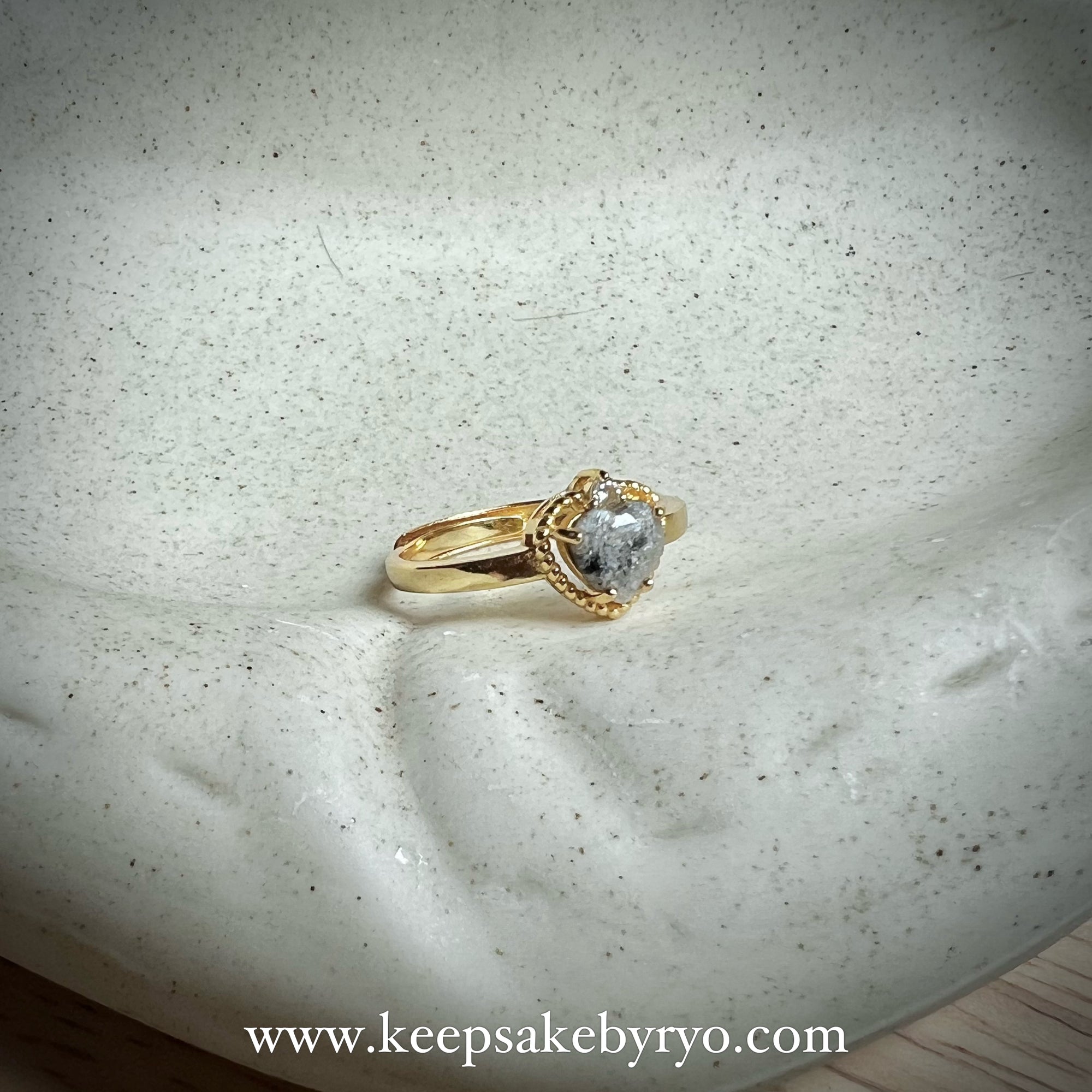 ASHES SOLITAIRE 18K GOLD: CHIARA RING WITH HEART SHAPED INCLUSION STONE
