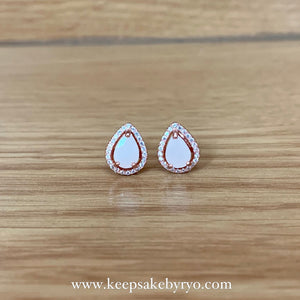 满月金 FULL MONTH GOLD & 百日金 100 DAYS GOLD: ARYA STUD EARRINGS WITH TEARDROP INCLUSION