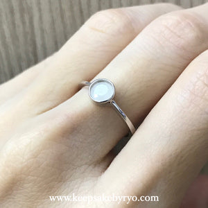 SOLITAIRE: BEZEL RING WITH ROUND INCLUSION STONE