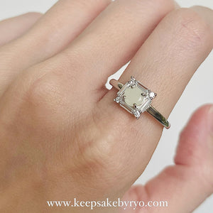 SOLITAIRE: THEA RING WITH ROUND SHAPED INCLUSION STONE