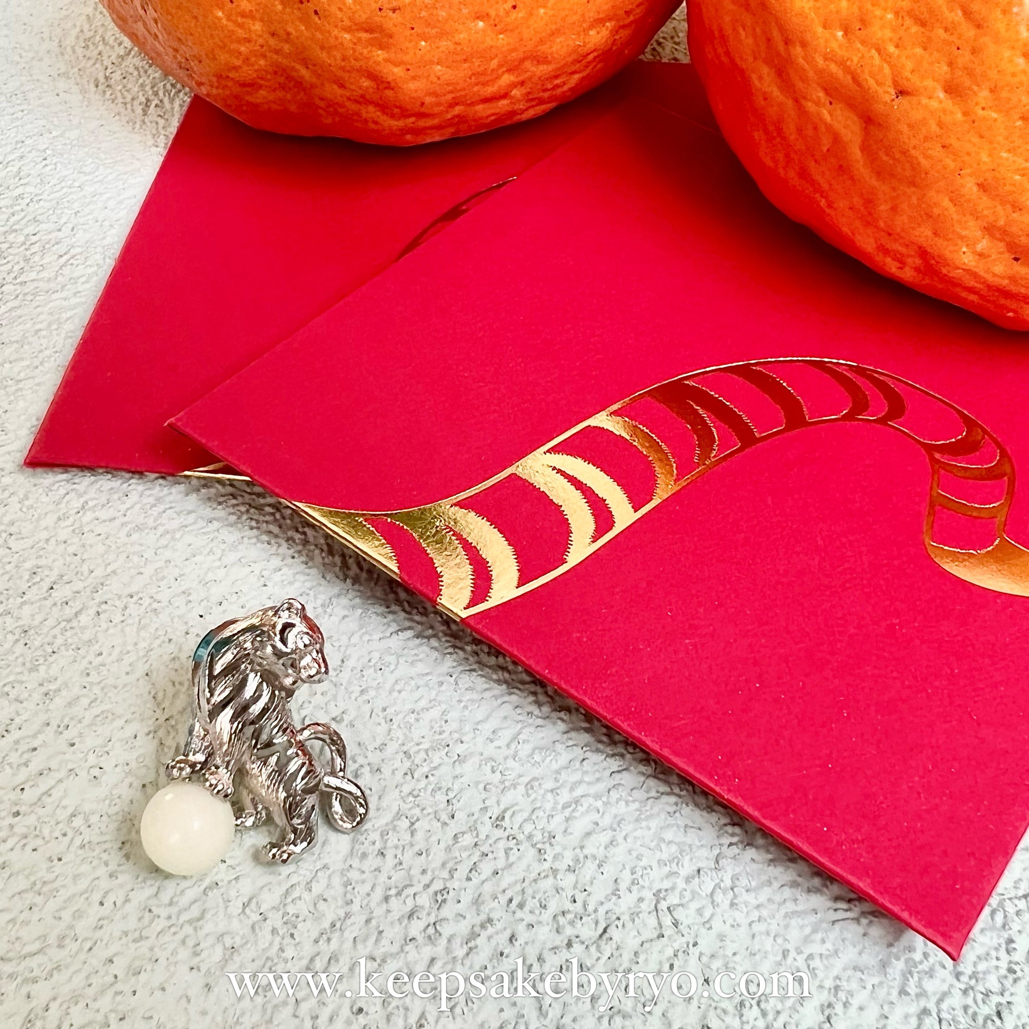 GLOBES: STERLING SILVER TIGER ZODIAC BROOCH WITH INCLUSION PEARL