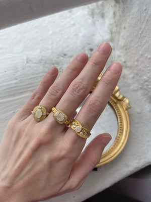 满月金 FULL MONTH GOLD & 百日金 100 DAYS GOLD: ELOISE RING WITH OVAL INCLUSION STONE