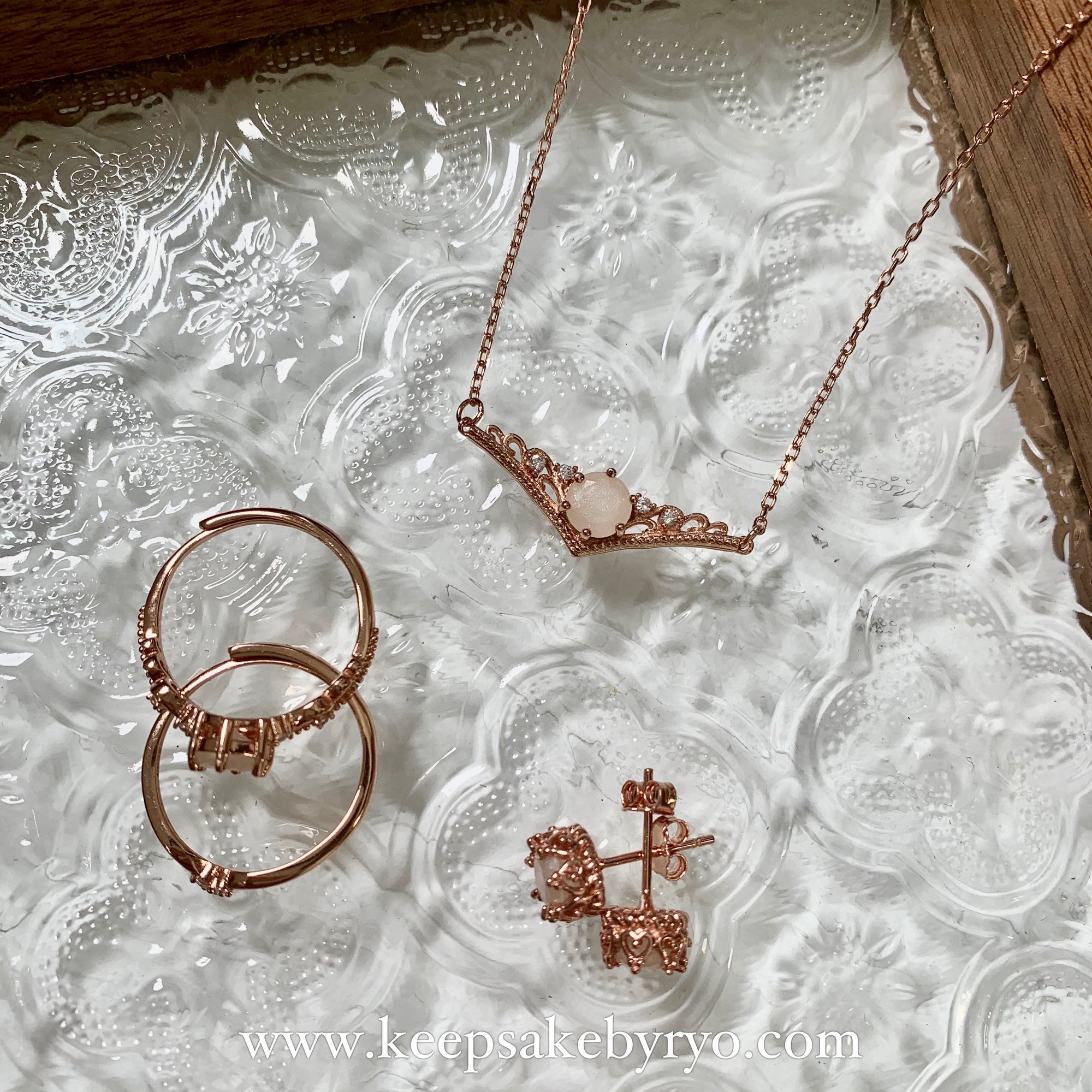 SOLITAIRE: ESTE PENDANT WITH ROUND INCLUSION STONE