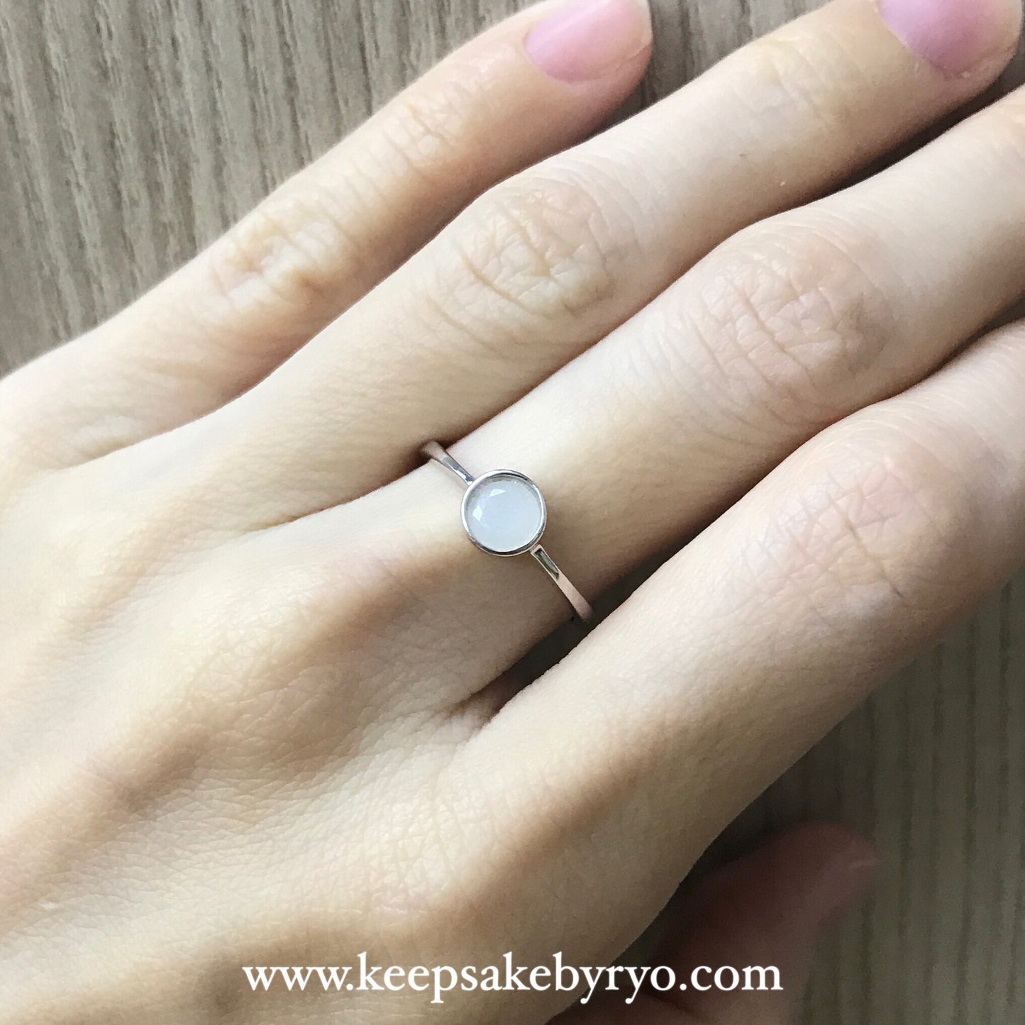 SOLITAIRE: BEZEL RING WITH ROUND INCLUSION STONE