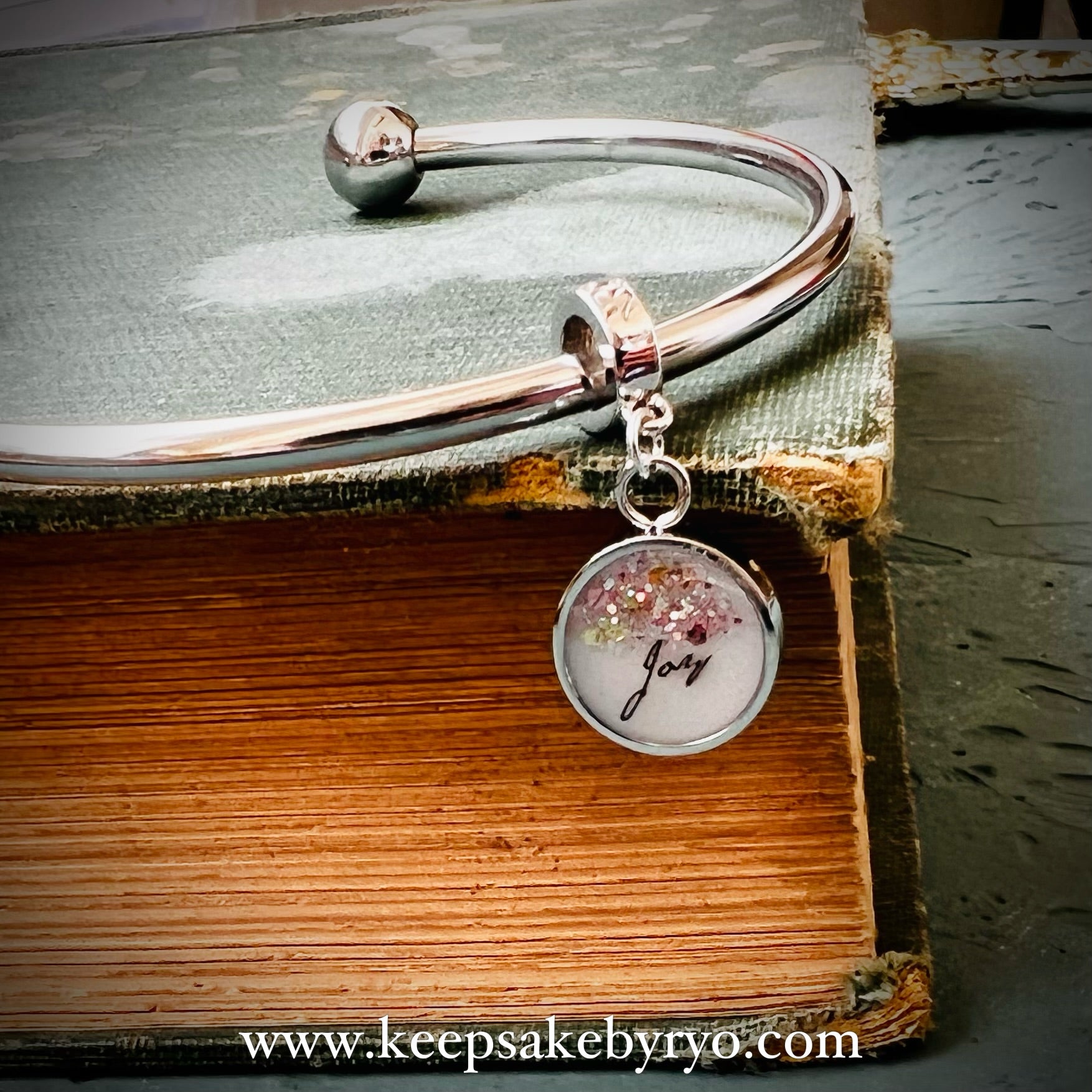 DANGLING CIRCLE CHARM WITH NAME Keepsake by Ryo