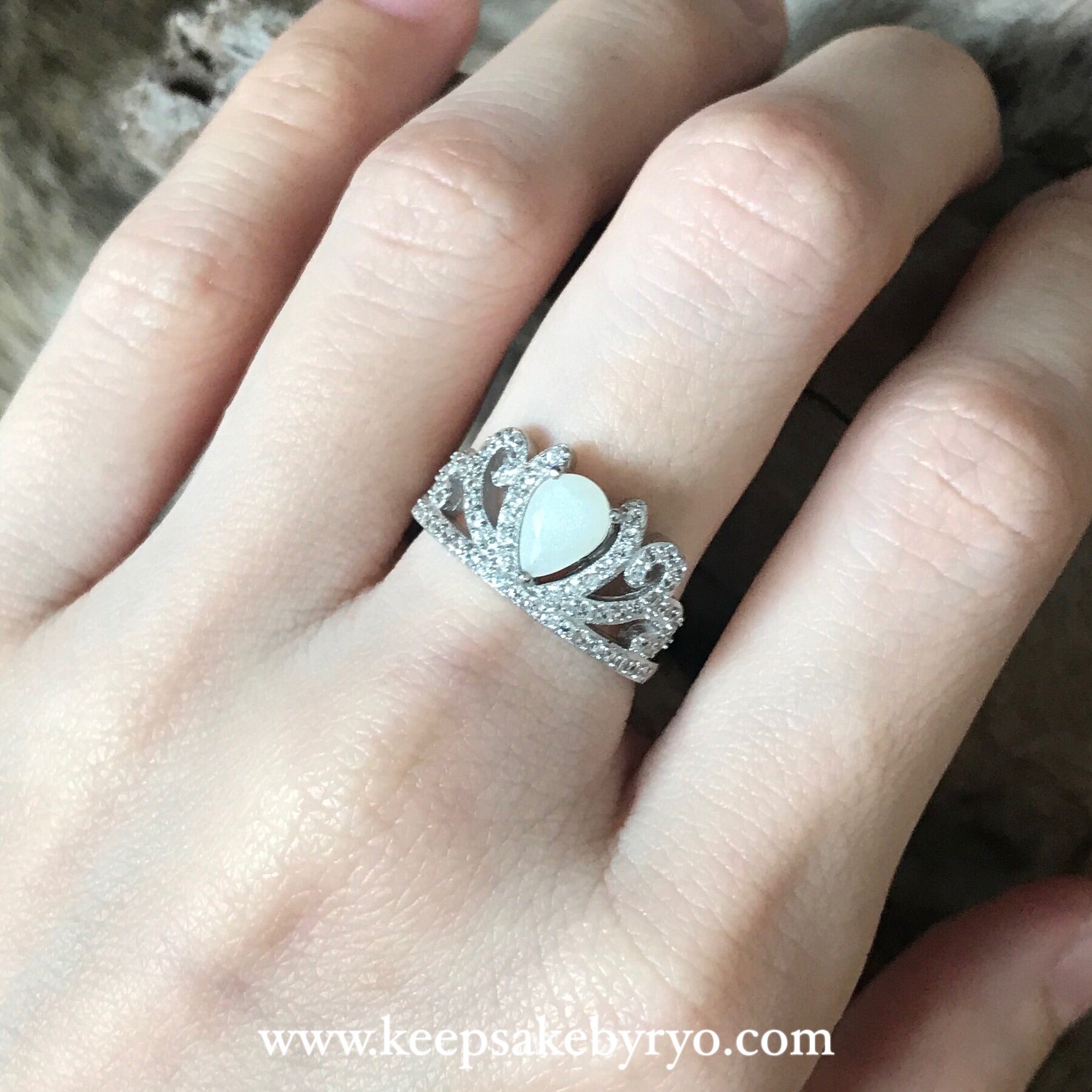 SOLITAIRE: PRINCESS RING WITH TEARDROP INCLUSION STONE