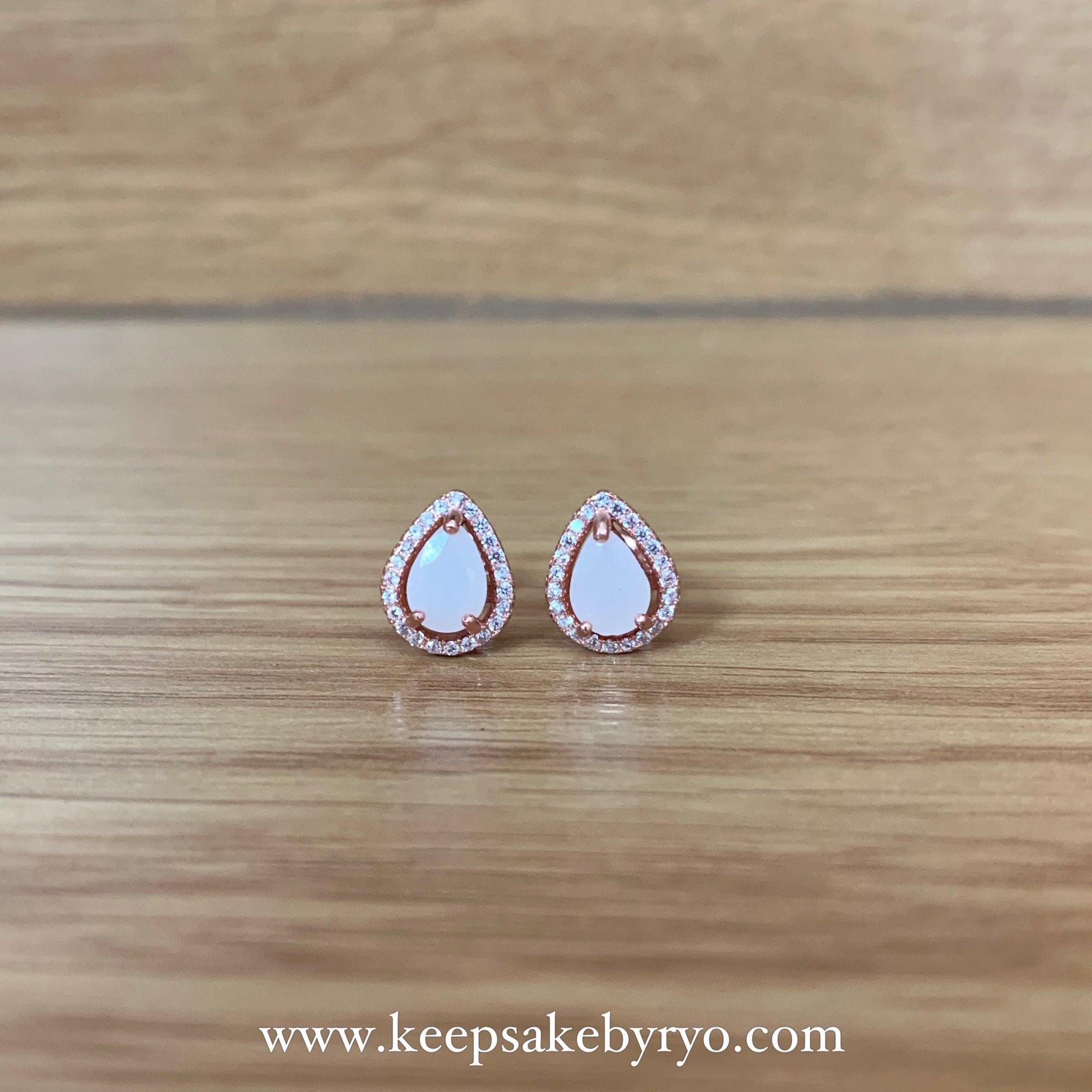 满月金 FULL MONTH GOLD & 百日金 100 DAYS GOLD: ARYA STUD EARRINGS WITH TEARDROP INCLUSION