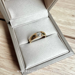 ASHES SOLITAIRE 18K GOLD: WIDE BAND RING WITH ROUND INCLUSION STONE