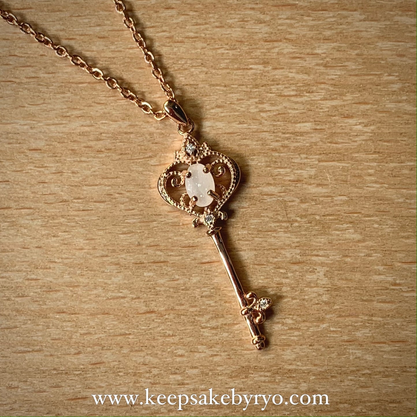 SOLITAIRE: IRYSSA KEY PENDANT NECKLACE WITH OVAL INCLUSION STONE
