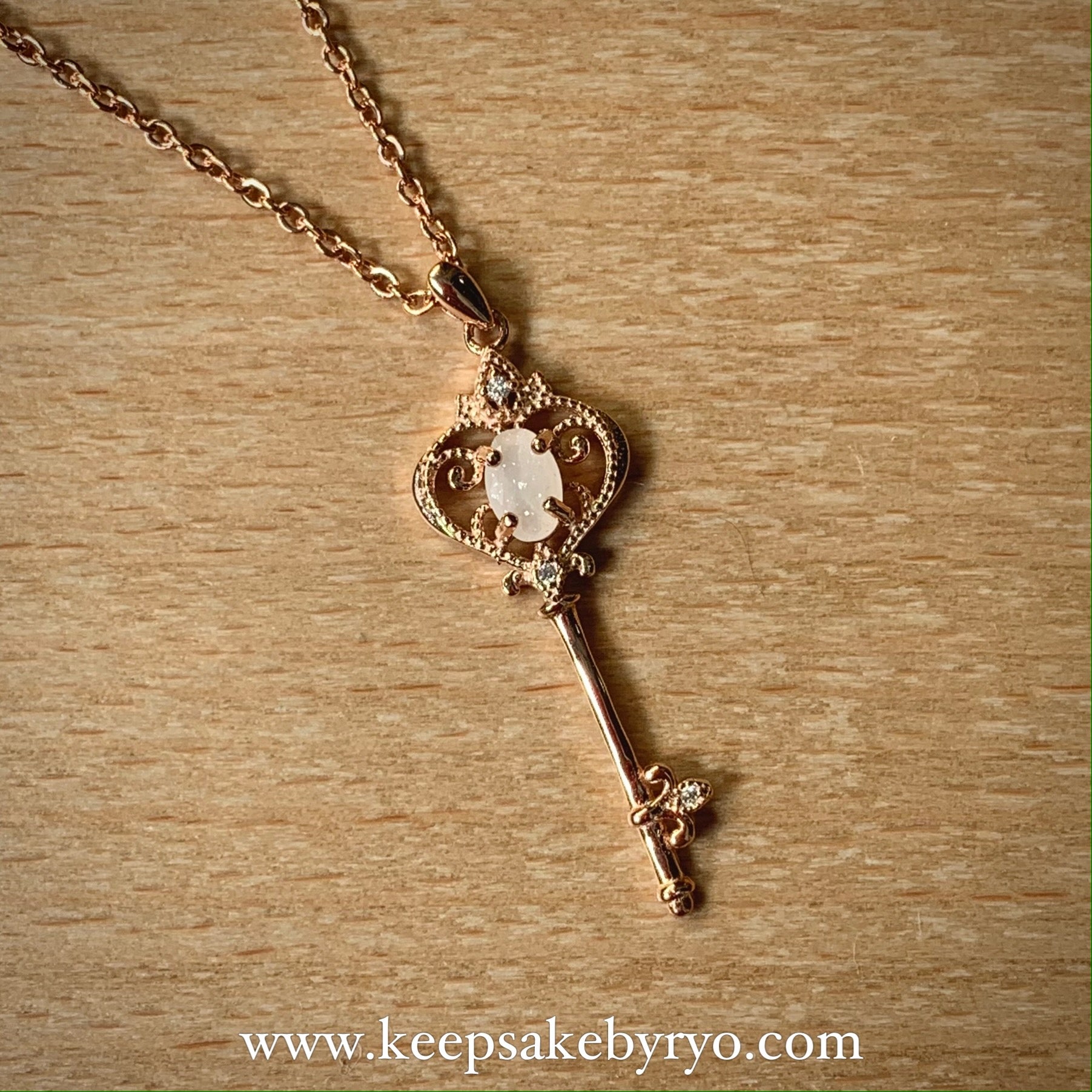 SOLITAIRE: IRYSSA KEY PENDANT NECKLACE WITH OVAL INCLUSION STONE