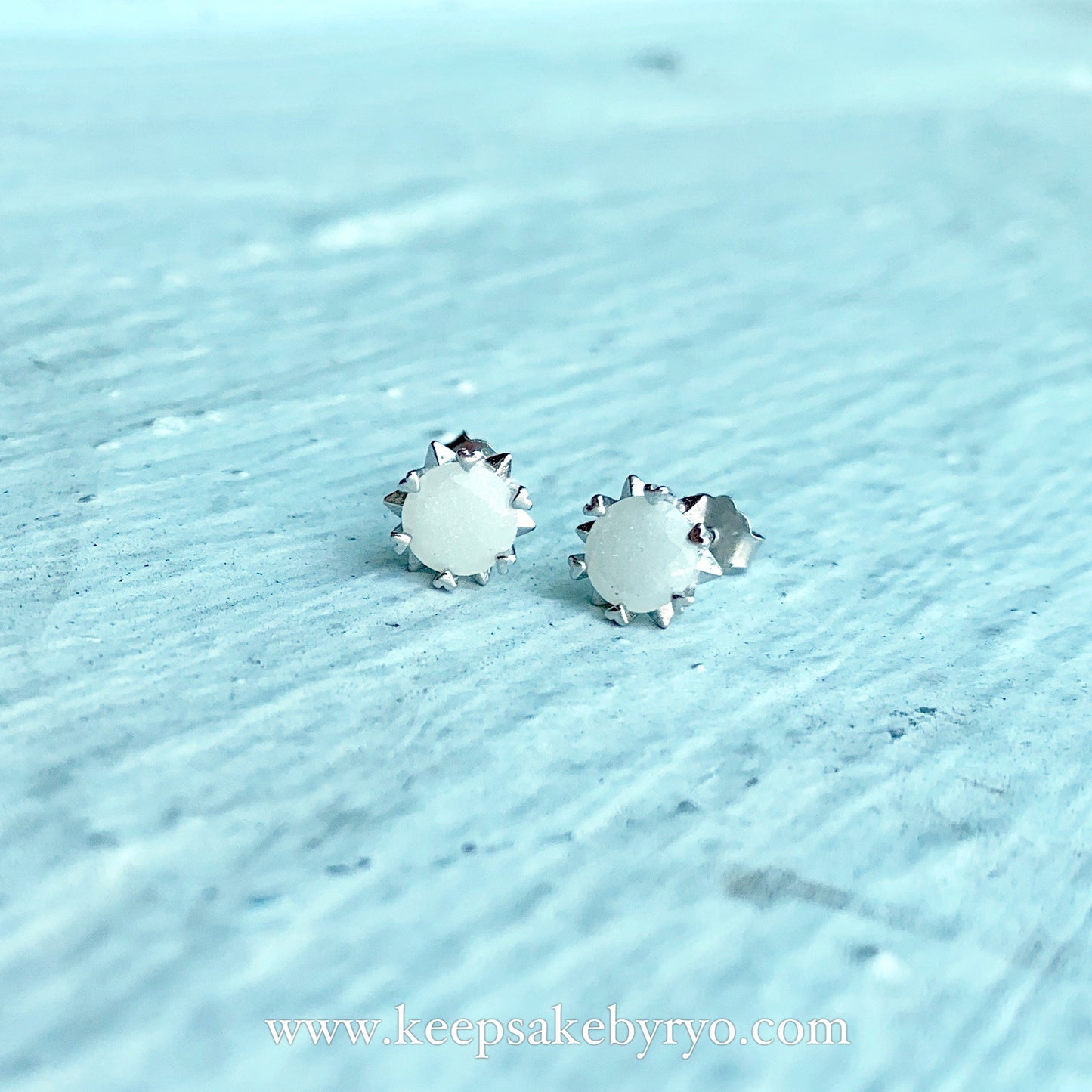 满月金 FULL MONTH GOLD & 百日金 100 DAYS GOLD: STARBURST HEARTS STUD EARRINGS WITH ROUND INCLUSION STONE